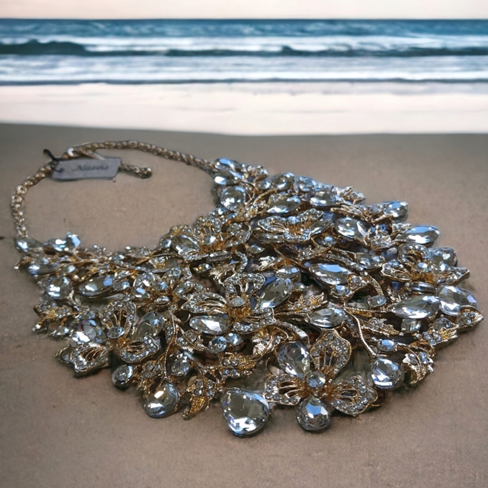 NWT RHINESTONE FLORAL BIB NECKLACE